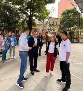 thumbnail_Visita-I-E-Santa-Rosa-de-Lima-2