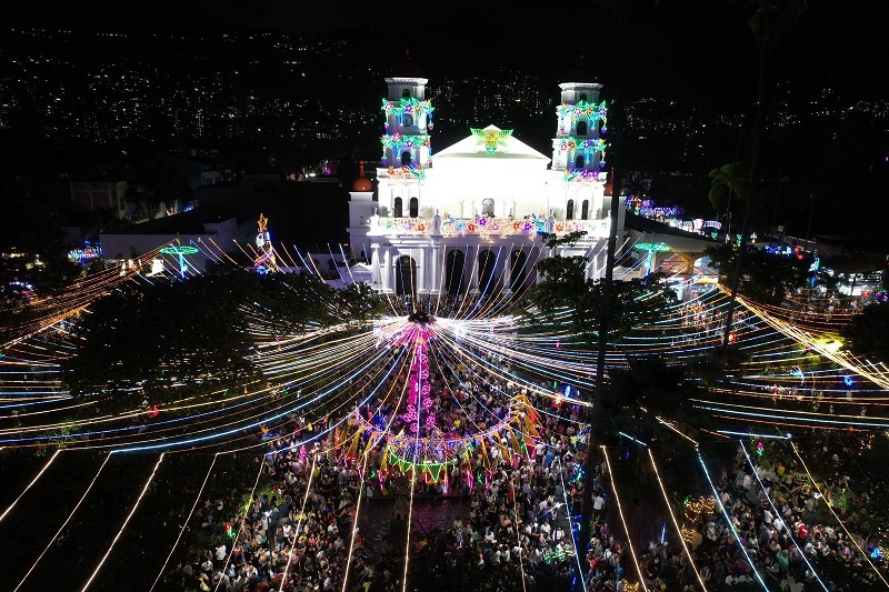 Las luces navideñas en Envigado rinden homenaje a la diversidad de Colombia