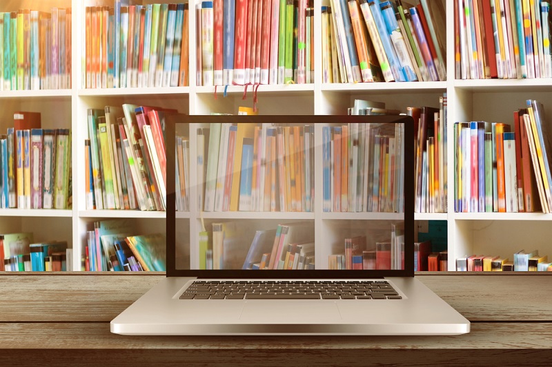 Laptop,With,With,Screen,Against,Shelf,Of,Books