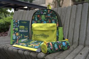 Comfenalco Antioquia inició la entrega de más de 69 mil kits escolares y calzado para educación física en las 9 subregiones del departamento.